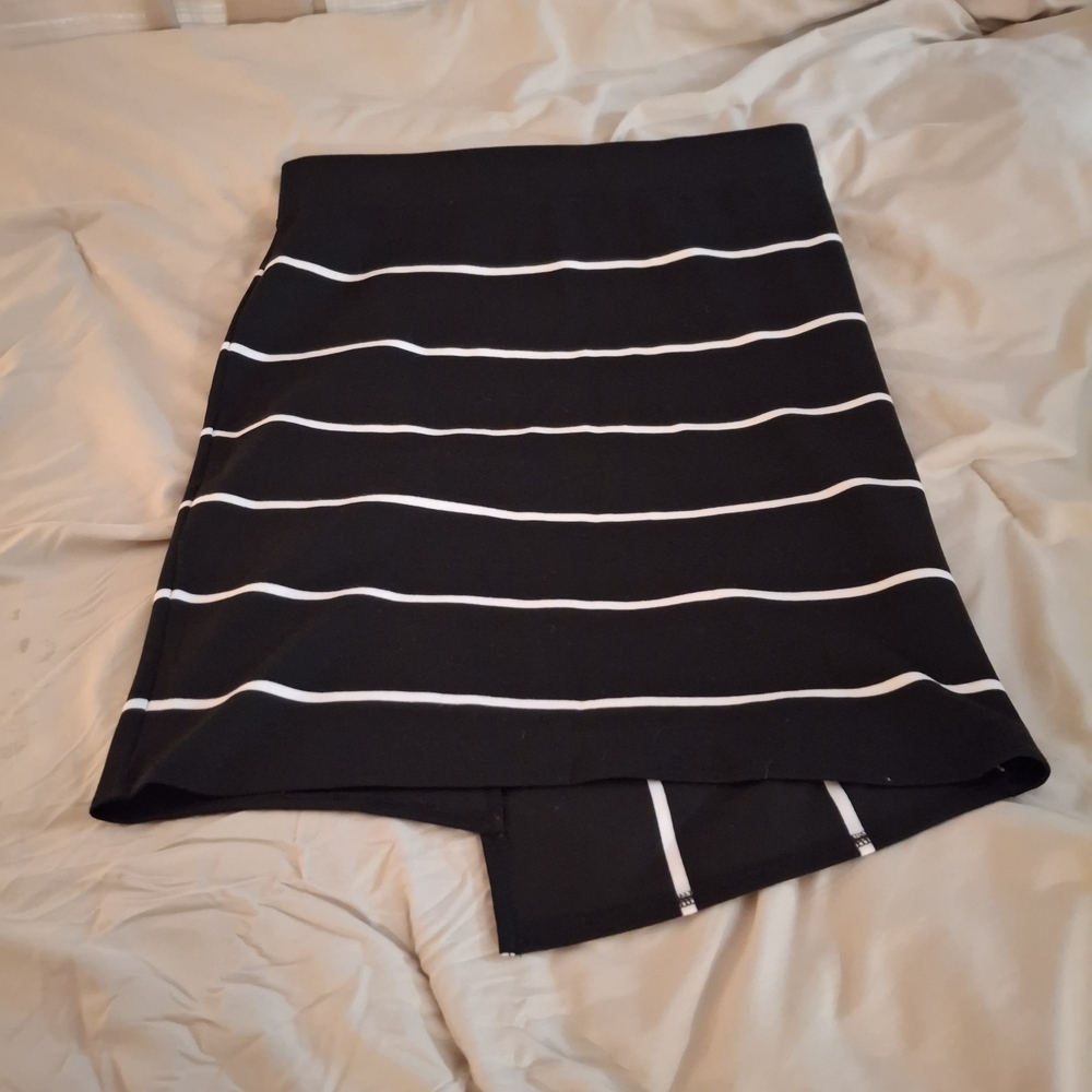 Belle Sky Women's Black and White Geometric Pencil Skirt - Picture 6 of 6